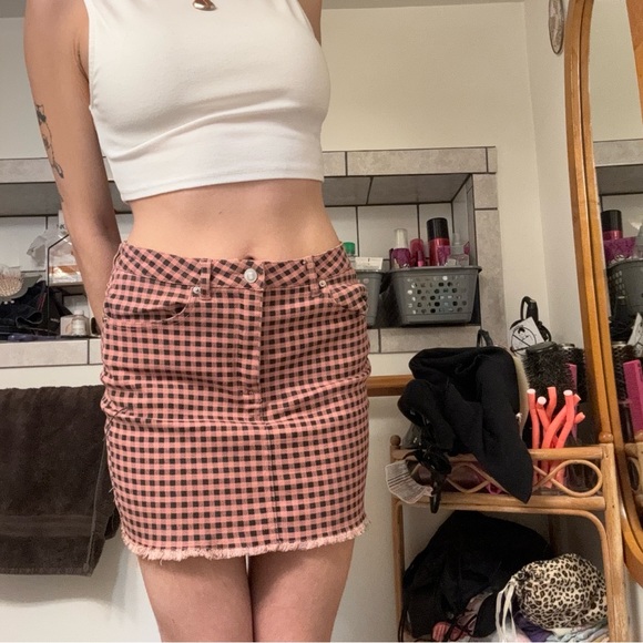 pink and black patterned skirt - Picture 3 of 5